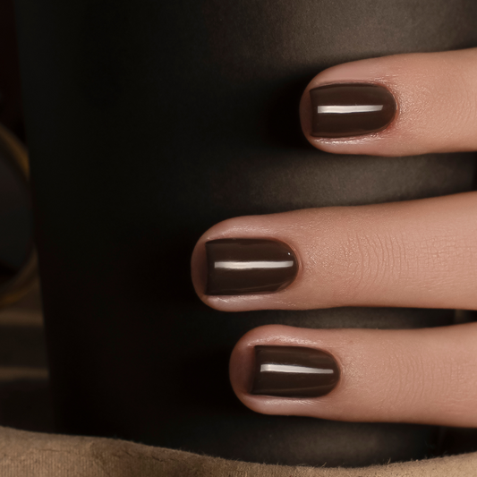 BIOGEL Decadent Cocoa auf Nägeln – tiefes Schokoladenbraun