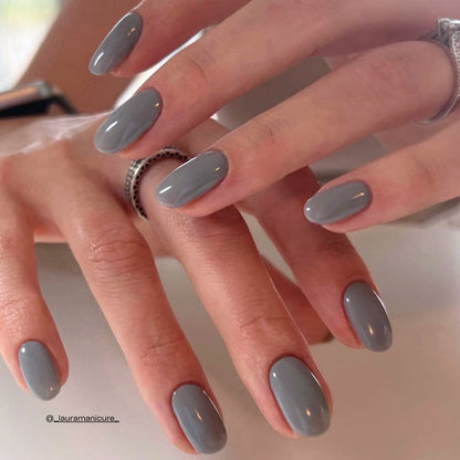Anastasia grauer Nagellack auf den Nägeln