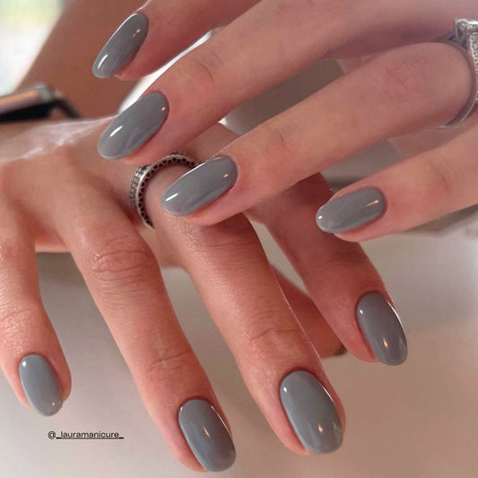 Anastasia grauer Nagellack auf den Nägeln