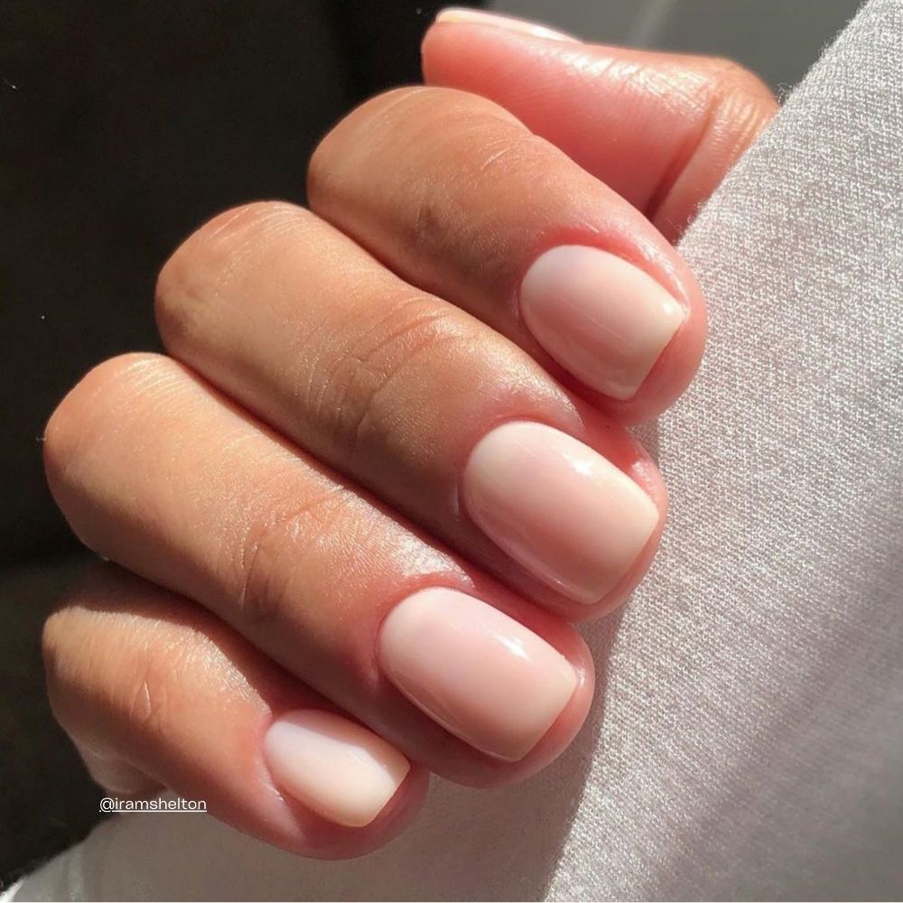 Crème Nagellack in einem halbtransparenten milchigen Cremeton auf den Nägeln