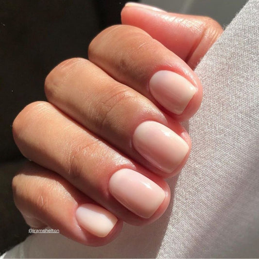 Crème Nagellack in einem halbtransparenten milchigen Cremeton auf den Nägeln