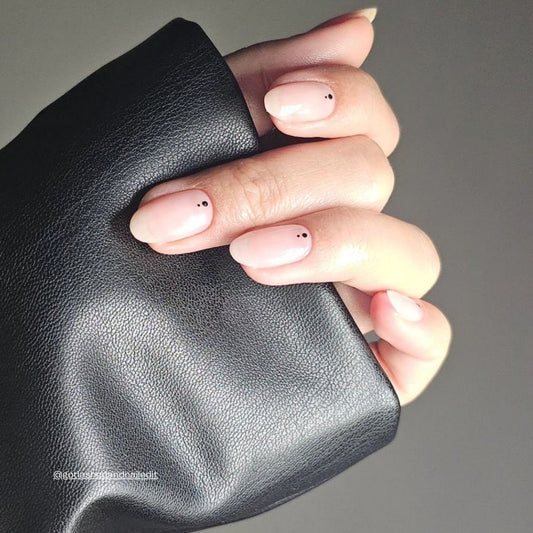 Rosé Nagellack in zartem halbtransparentem Rosa auf den Nägeln