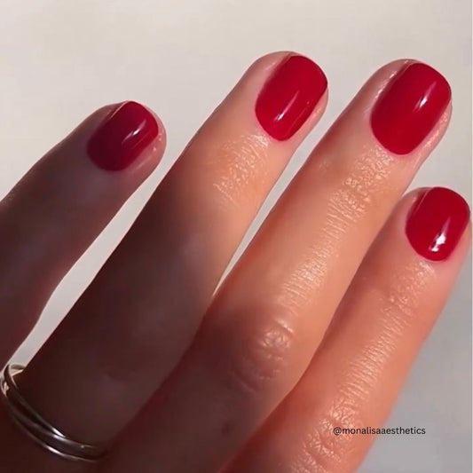 Real Red Nagellack in klassischem intensivem Rot auf den Nägeln