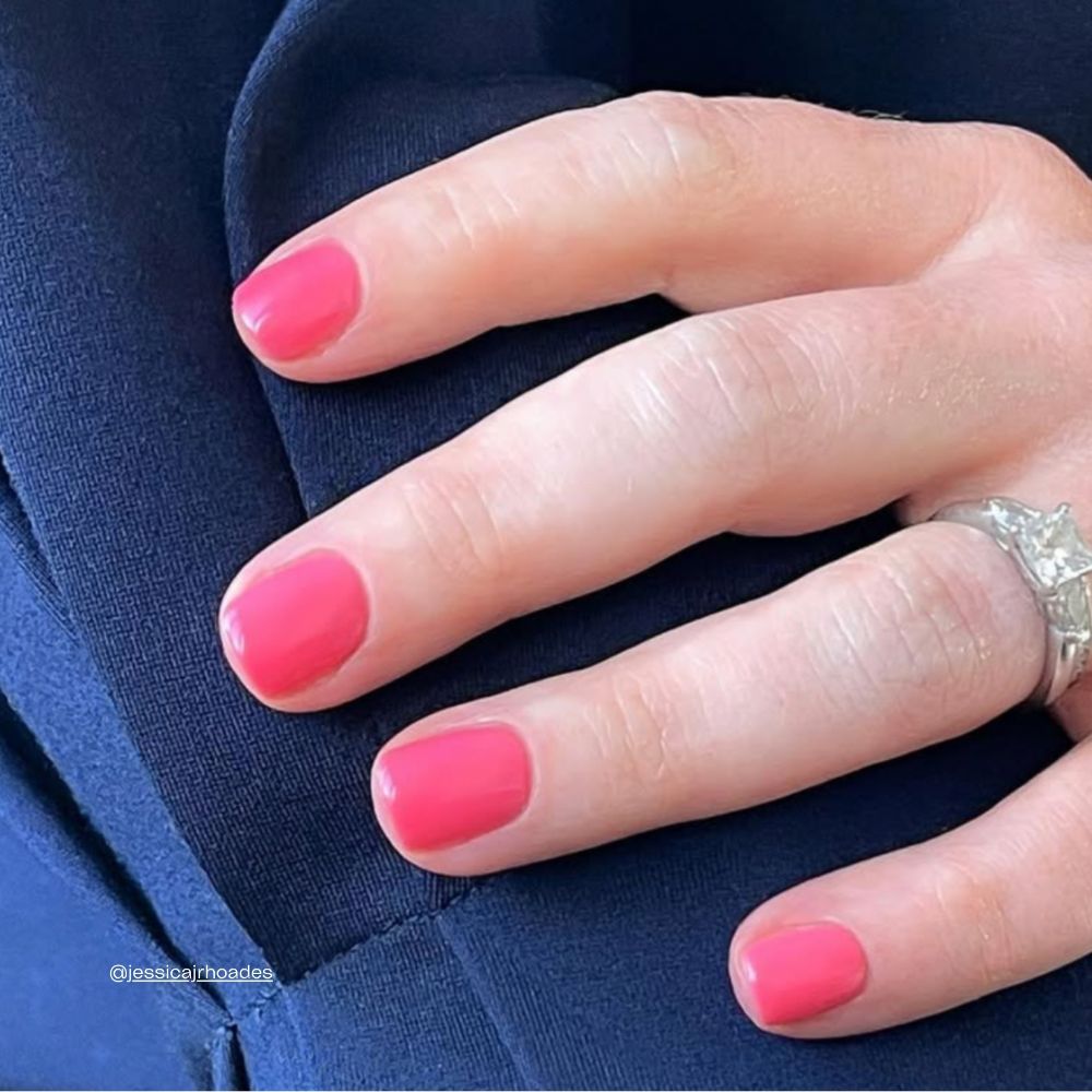 Fruity Tooty Nagellack in leuchtendem Korallen-Rosa auf den Nägeln
