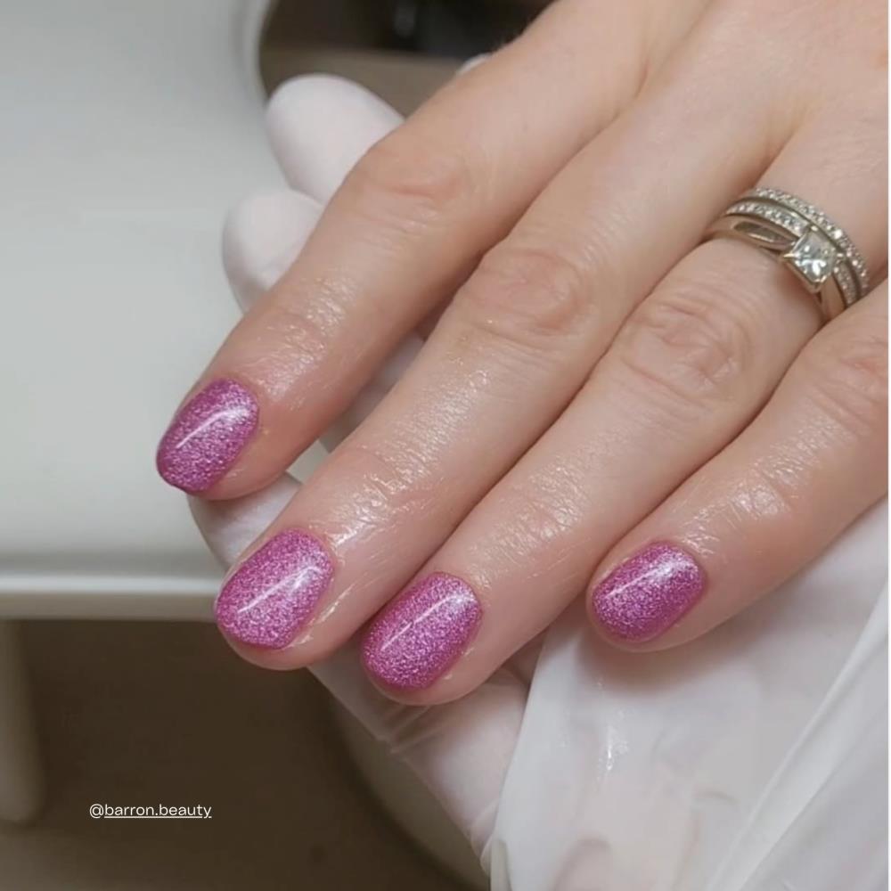 Lory Colour Gel in metallischem Rosé-Pink mit elegantem Schimmer auf den Nägeln.