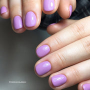 Kristine Colour Gel in sanftem Violett-Rosa auf den Nägeln.