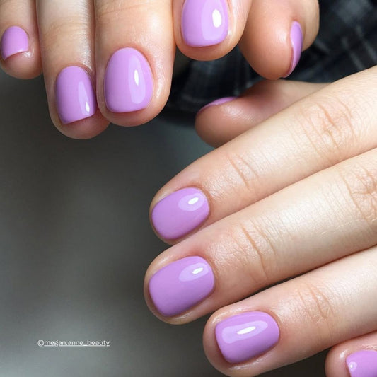 Kristine Colour Gel in sanftem Violett-Rosa auf den Nägeln.