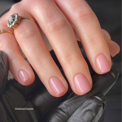 Strawberry French Nagellack in transparentem Nagelbett-Rosa mit sanftem Schimmer auf den Nägeln
