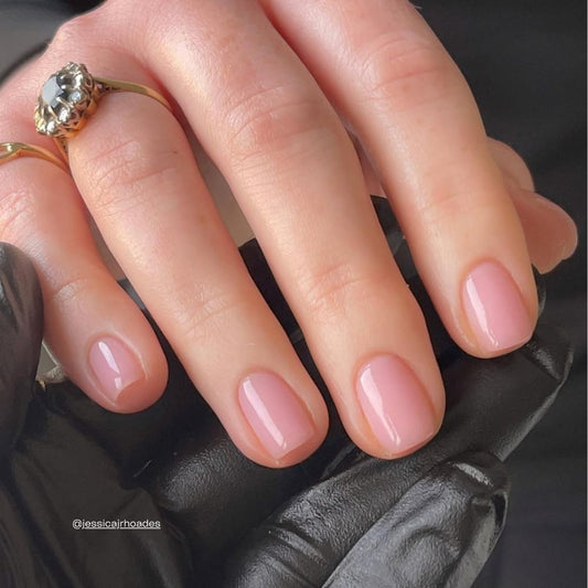 Strawberry French Nagellack in transparentem Nagelbett-Rosa mit sanftem Schimmer auf den Nägeln
