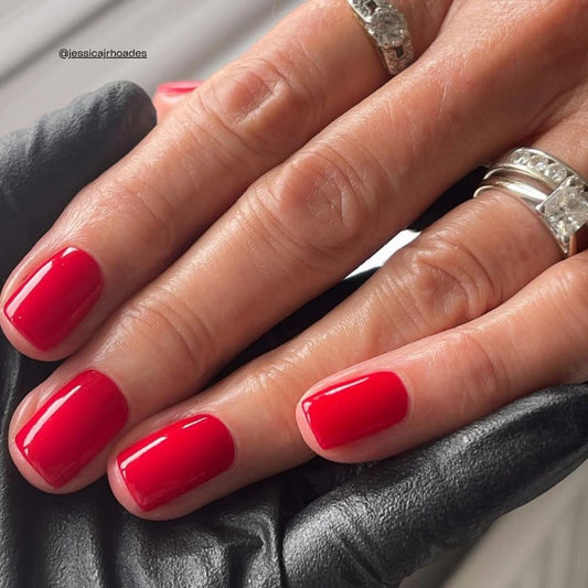 Royal Red Nagellack in klassischem leuchtendem Rot auf den Nägeln