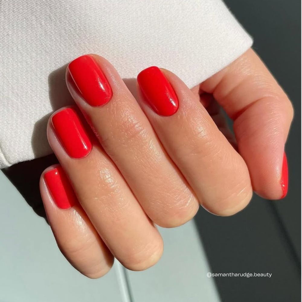 Spring Splash Nagellack in leuchtendem Orange-Korall auf den Nägeln
