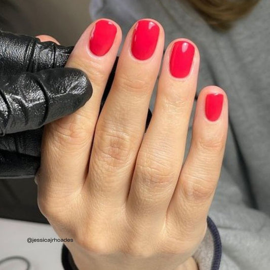 Summer Holiday Nagellack in leuchtendem Korallen-Pink auf den Nägeln
