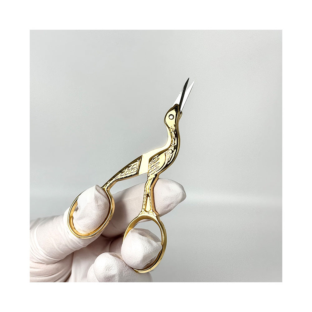 Alt-Text für Shopify:

Goldene Storchenschere mit feiner, gerader Spitze für präzise Nagel- und Nagelhautpflege