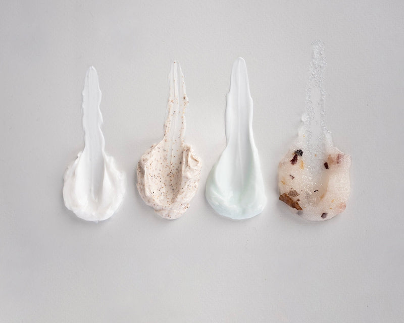 Vier verschiedene SPA-Produkte sind als Tropfen auf eine Platte gelegt und mit dem Finger verschmiert