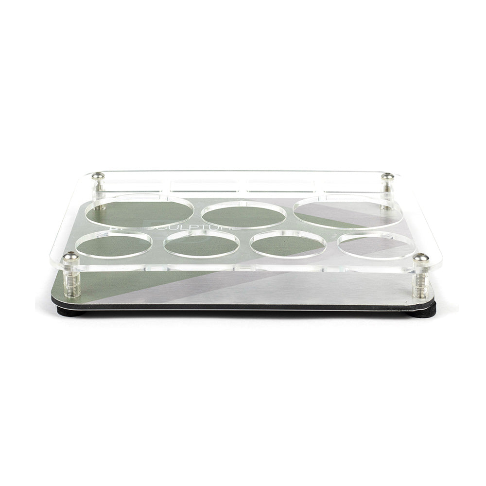 Der SMALL GEL TRAY ist ein attraktives und kompaktes Display, das Gele und Behandlungsprodukte elegant und übersichtlich auf dem Arbeitsplatz anordnet.